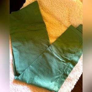 Victoria’s Secret leggings 💚